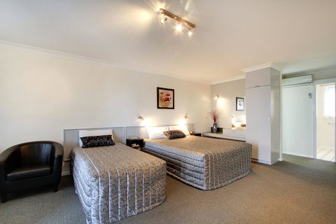 Tamar River Villas - Sunshine Coast Tourism 2