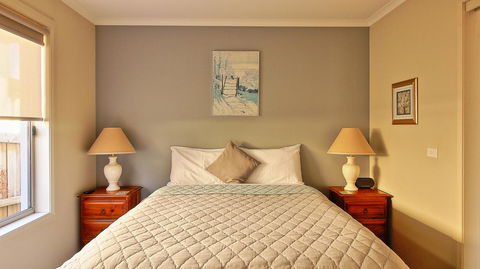 Hobart Villa - Sunshine Coast Tourism 7