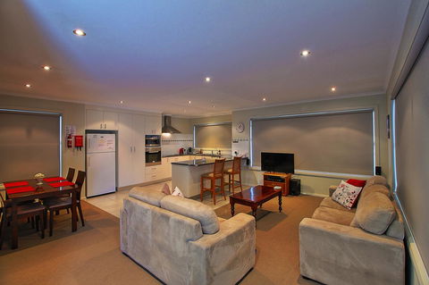 Hobart Villa - Sunshine Coast Tourism 2