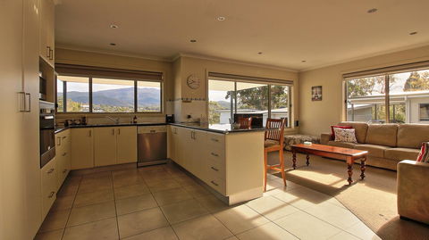 Hobart Villa - Sunshine Coast Tourism 4