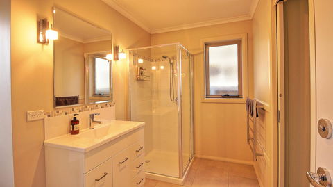 Hobart Villa - Sunshine Coast Tourism 10
