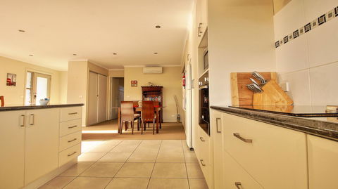 Hobart Villa - Sunshine Coast Tourism 5