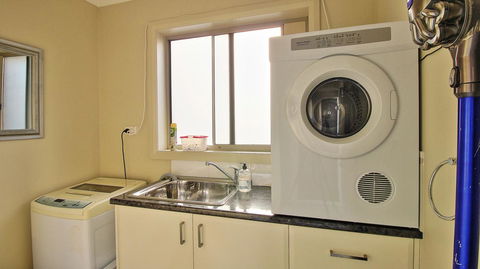 Hobart Villa - Sunshine Coast Tourism 11