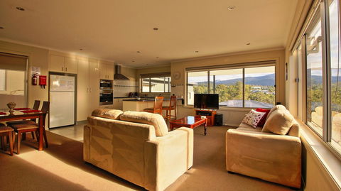 Hobart Villa - Sunshine Coast Tourism 1