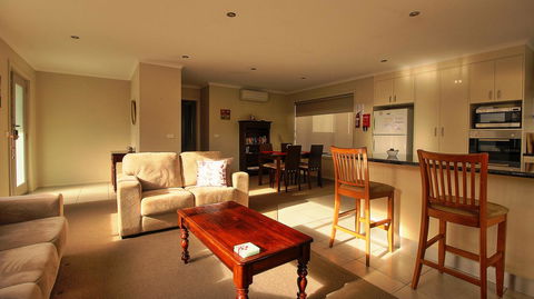 Hobart Villa - Sunshine Coast Tourism 0