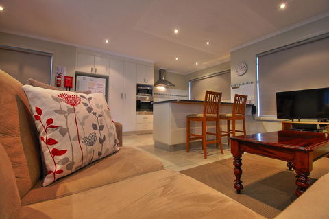 Hobart Villa - Sunshine Coast Tourism 3