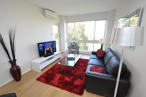 Neutral Bay Self-Contained Modern One-Bedroom Apartment (63BEN) - Holiday Sunshine Coast 1
