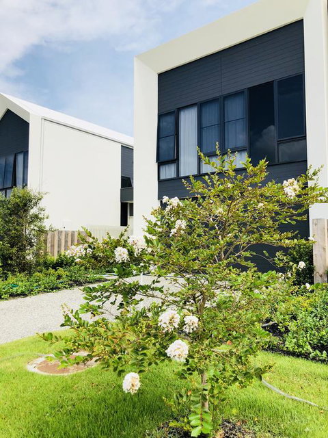 New Spacious Beachside Townhouse - Holiday Sunshine Coast 3