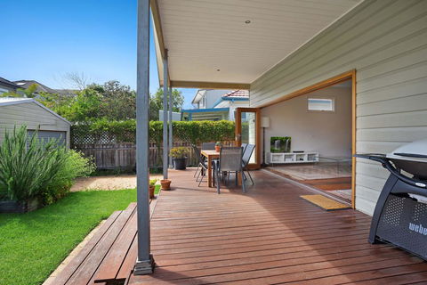 Newcastle Executive Homes - Cooks Hill Cottage - Holiday Sunshine Coast 1