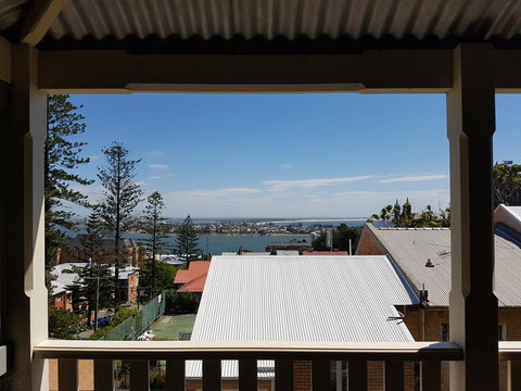 Newcastle Short Stay Apartments - Vista Apartment - Holiday Sunshine Coast 0