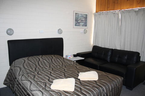 Nhill Oasis Motel - Sunshine Coast Tourism 2