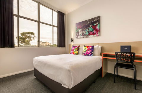 Nightcap At Ashley Hotel - Sunshine Coast Tourism 0