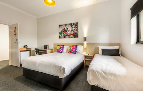 Nightcap At Ashley Hotel - Sunshine Coast Tourism 1