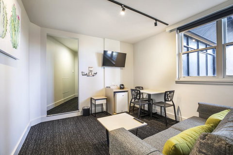 Nightcap At Glengala Hotel - Sunshine Coast Tourism 3