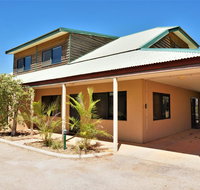 Ningaloo Breeze Villa 3 - 3 Bedroom Fully Self-Contained Holiday Accommodation - Sunshine Coast Tourism