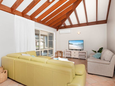 Occy's @ Fingal Bay - Sunshine Coast Tourism 0