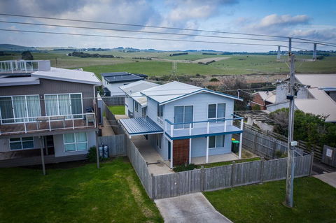 Ocean Chill 10 Minutes Drive To Phillip Island, Pet Friendly Family Home Sleeps 8 - Sunshine Coast Tourism 3
