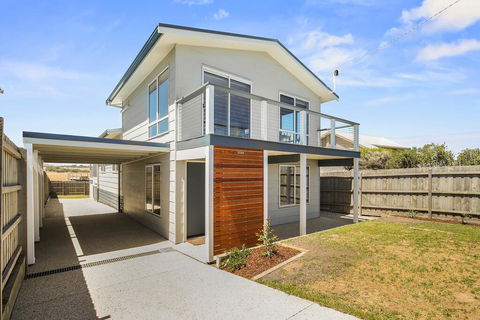 Ocean Chill 10 Minutes Drive To Phillip Island, Pet Friendly Family Home Sleeps 8 - Sunshine Coast Tourism 0