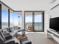 Ocean Views Apartment with Rooftop Pool