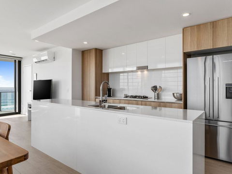 Ocean Views Apartment With Rooftop Pool - Holiday Sunshine Coast 2