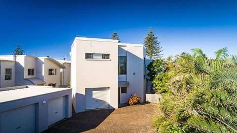 OCEAN WAVES - WiFi - Sunshine Coast Tourism 3