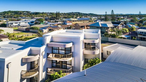 OCEAN WAVES - WiFi - Sunshine Coast Tourism 0