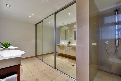 Oceana Darwin Central Oceanfront 3 Bedroom 2 Lounge Room Pool Gym Tennis Court Sleeps 9 - Holiday Sunshine Coast 3