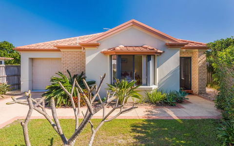 Oceania Cottage - LJHooker Yamba - Holiday Sunshine Coast 0