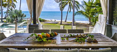 Oceans Edge Beach House At Oak Beach - Sunshine Coast Tourism 2