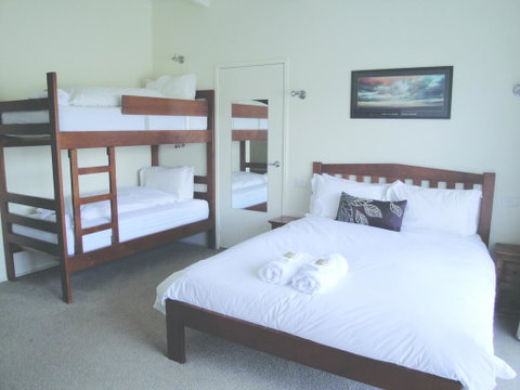 Off Mountain Accommodation - Sunshine Coast Tourism 3