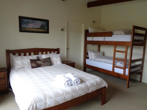 Off Mountain Accommodation - Sunshine Coast Tourism 2