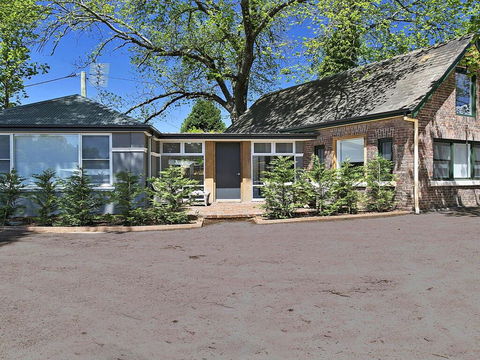 Old Bank Stables - 3 Night Weekends For Price Of 2 - Holiday Sunshine Coast 0