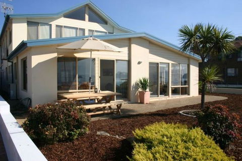 On Casey's - Sunshine Coast Tourism 1