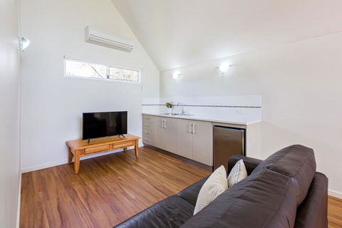 ON THE BEACH - Villa Over The Road From The Beach - Sunshine Coast Tourism 2