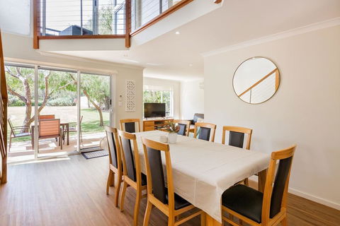 ON THE BEACH - Villa Over The Road From The Beach - Sunshine Coast Tourism 1