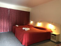 Outback Quarters- Motel Hay
