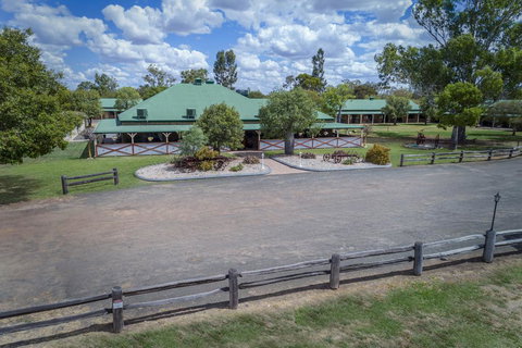Overlander Homestead Motel - Holiday Sunshine Coast 3