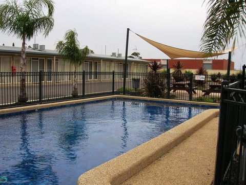 Overlander Hotel Motel - Holiday Sunshine Coast 3