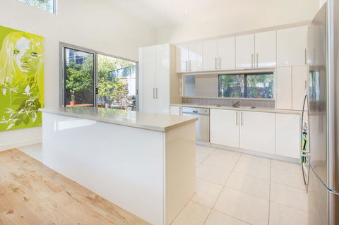 PALM COURT RETREAT - MORNINGTON - Sunshine Coast Tourism 3
