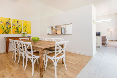 PALM COURT RETREAT - MORNINGTON - Sunshine Coast Tourism 1
