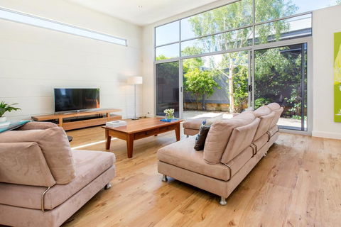 PALM COURT RETREAT - MORNINGTON - Sunshine Coast Tourism 0