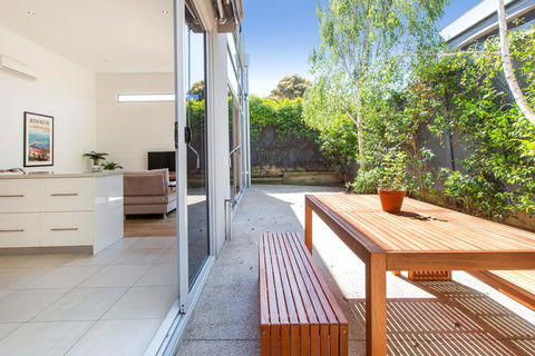 PALM COURT RETREAT - MORNINGTON - Sunshine Coast Tourism 2