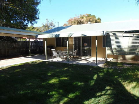 Palmgrove 2 - Rainbow Beach, Pet Friendly, Fully Fenced, Air Conditioned, Five Minutes To Beach - Sunshine Coast Tourism 1