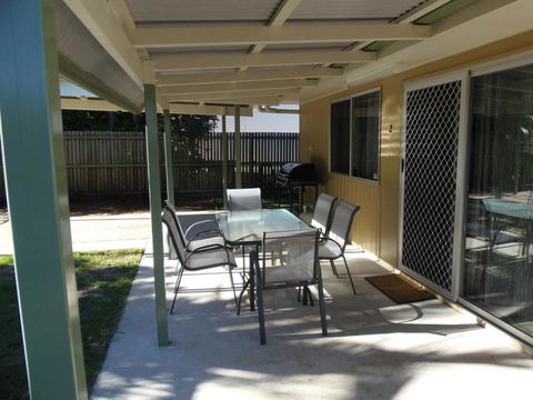 Palmgrove 2 - Rainbow Beach, Pet Friendly, Fully Fenced, Air Conditioned, Five Minutes To Beach - Sunshine Coast Tourism 2