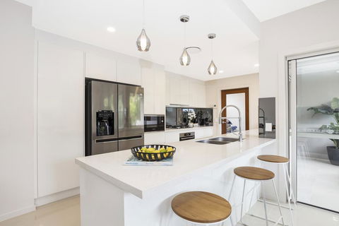 Park Avenue Luxe Townhouse Brand New Sleeps 9 - Holiday Sunshine Coast 2