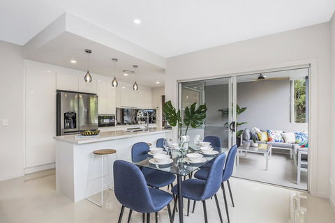 Park Avenue Luxe Townhouse Brand New Sleeps 9 - Holiday Sunshine Coast 3