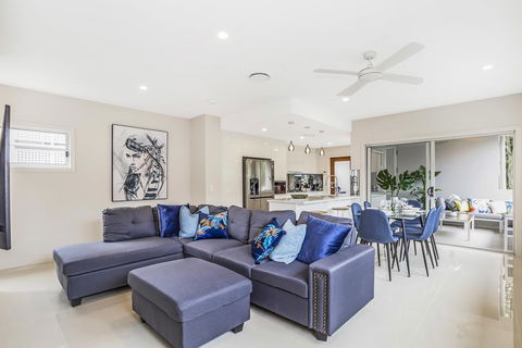 Park Avenue Luxe Townhouse Brand New Sleeps 9 - Holiday Sunshine Coast 0