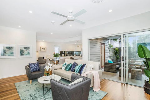 Park Avenue Townhouse Retreat Brisbane Sleeps 10 - Holiday Sunshine Coast 0