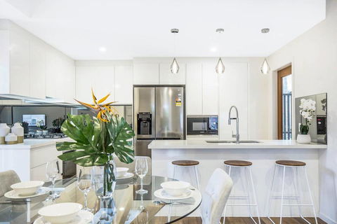 Park Avenue Townhouse Retreat Brisbane Sleeps 10 - Holiday Sunshine Coast 1
