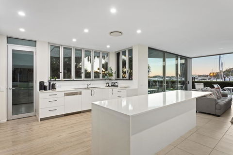 Pavillions 12 - Waterfront Spacious 4 Bedroom With Own Inground Pool And Golf Buggy - Holiday Sunshine Coast 2